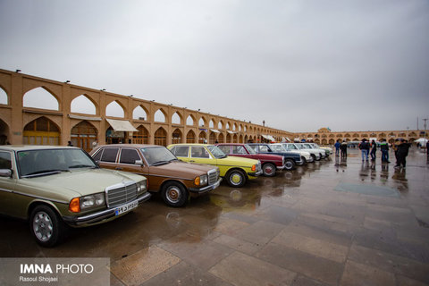 نمایش خودرو های کلاسیک در میدان امام علی (ع)