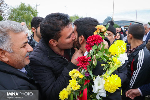 آغوش خانواده میزبان سرباز ربوده شده