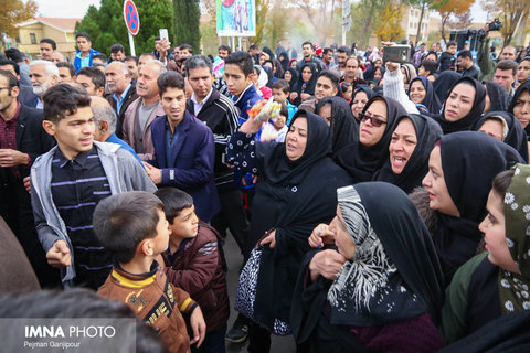 آغوش خانواده میزبان سرباز ربوده شده