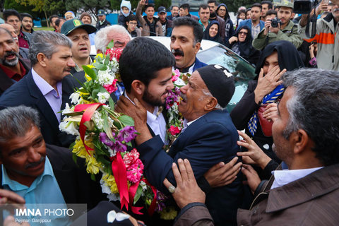 آغوش خانواده میزبان سرباز ربوده شده