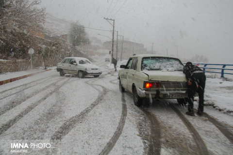 بارش برف در محورهای مواصلاتی استان اصفهان