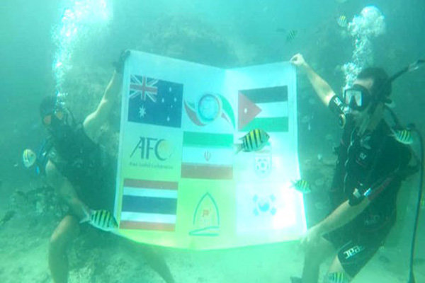 پرچم مسابقات فوتبال ۷ نفره قهرمانی آسیا-اقیانوسیه در اعماق خلیج فارس+عکس