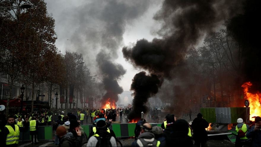 اعتراضات پاریس به انفجار رسید