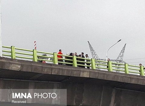 اقدام به خودکشی جوان ۱۸ ساله از روی پل در بزرگراه شهید آقابابایی