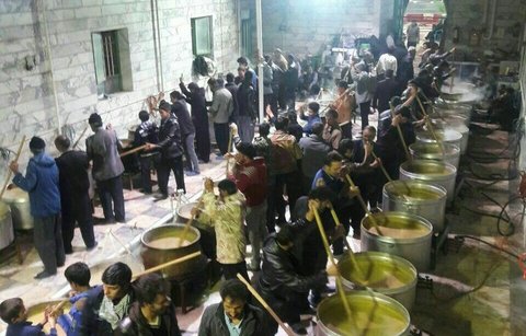 طبخ و توزیع ۴۵ دیگ آش حلیم نذری در شهر گلشهر