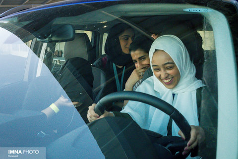 دانش آموزان در حالی یادگیری رانندگی خودرو در عربستان