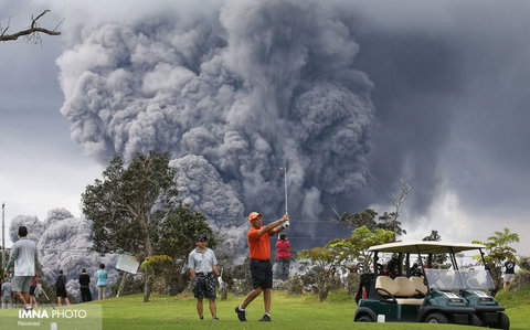 گلف بازی کردن مردم هنگام فوران یک آتشفشان در هاوایی