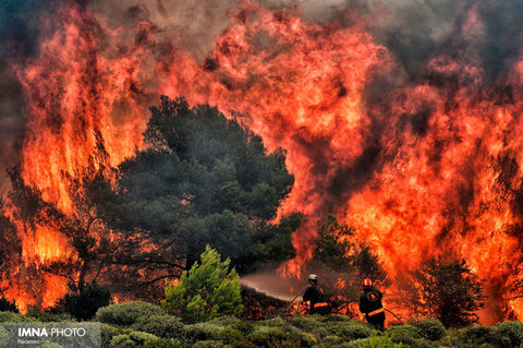 تلاش آتش نشان ها برای مهار آتش در یونان