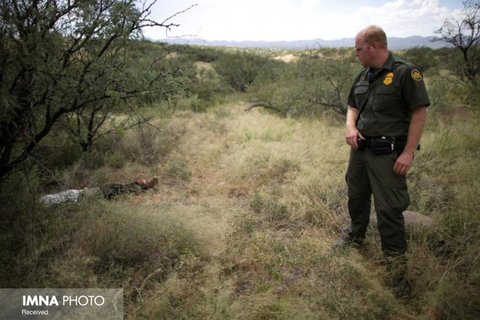 نگاه یک پلیس مرزی به جسد یک مهاجر در آریزونا