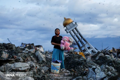 یک عروسک، تنها بازمانده زلزله اندونزی برای این زن