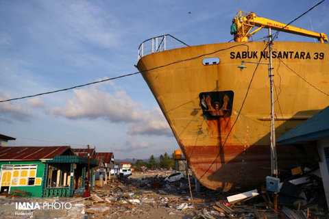 به گل نشستن کشتی پس از زلزله و سونامی اندونزی
