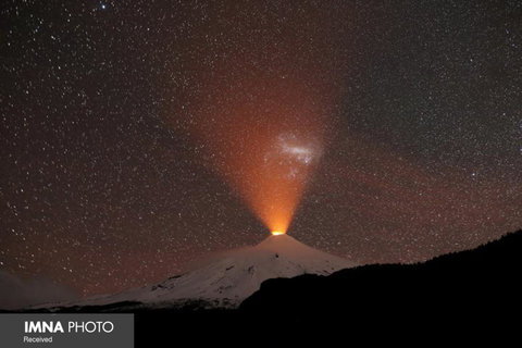 عکس در شب از آتشفشان در شیلی