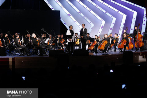 ارکستر ملی اصفهان به همراه محمد معتمدی روی صحنه می‌روند