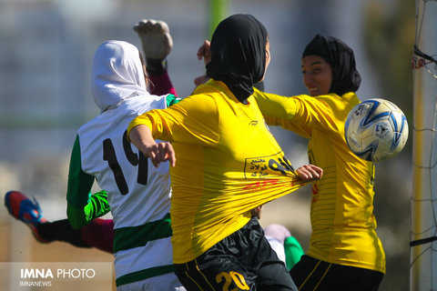 بیهوش شدن دختران به خاطر گرمای هوا در لیگ فوتبال