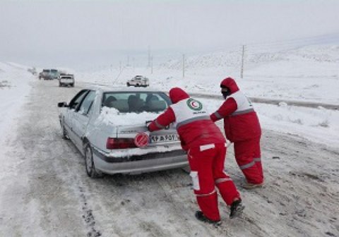 امدادرسانی هلال احمر  به ۴۹۰ حادثه دیده برف و کولاک
