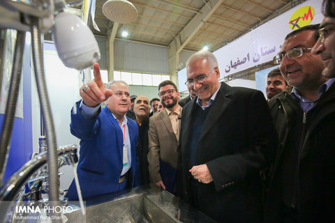 بازدید شهردار از نمایشگاه بهره وری آب و انرژی