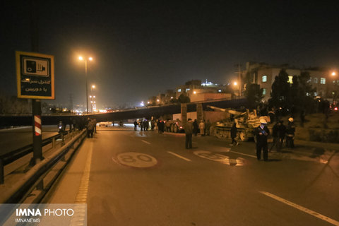 برخورد تریلر با پل هوایی اتوبان شهید میثمی