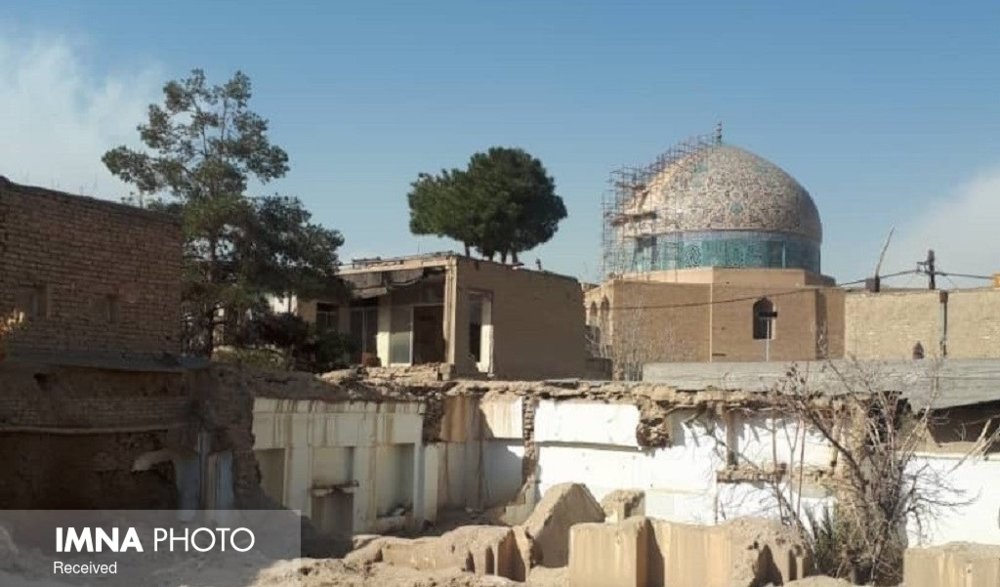 گنبد مسجد شیخ لطف الله در معرض خطر نفوذ باران
