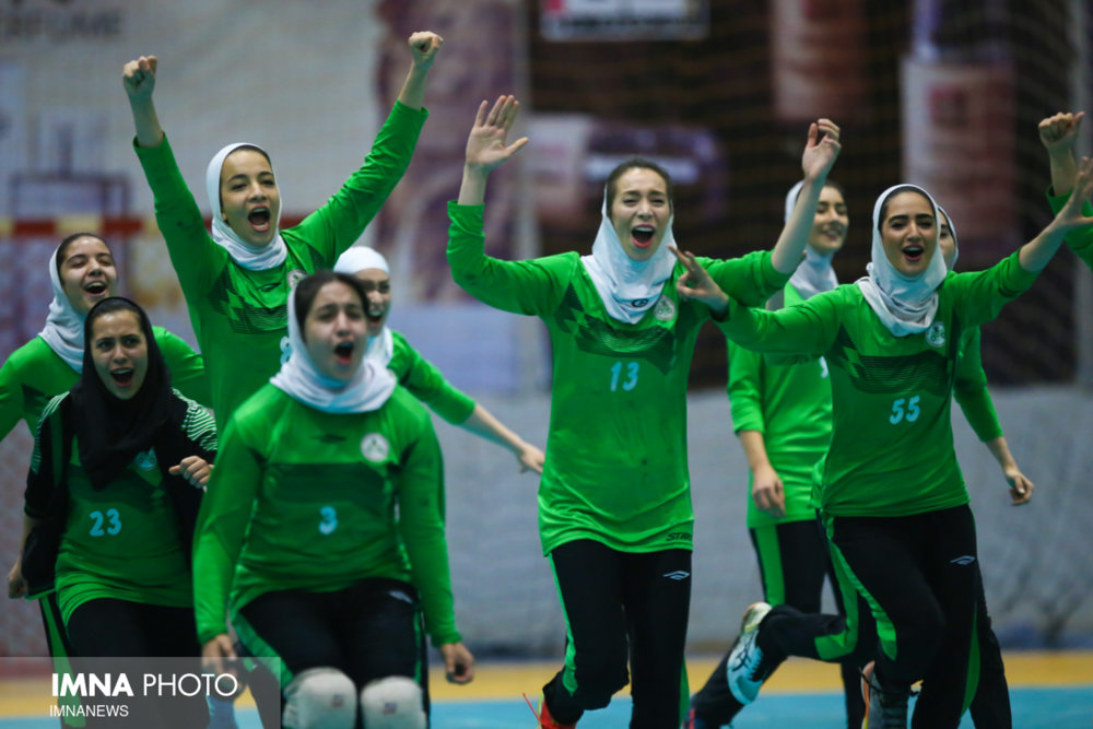 تلاش می‌کنیم توانایی دختران بلند قامت ایرانی را به دنیا نشان دهیم