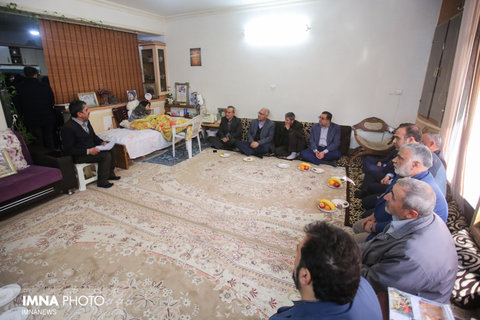 دیدار شهردار با خانواده شهیدان