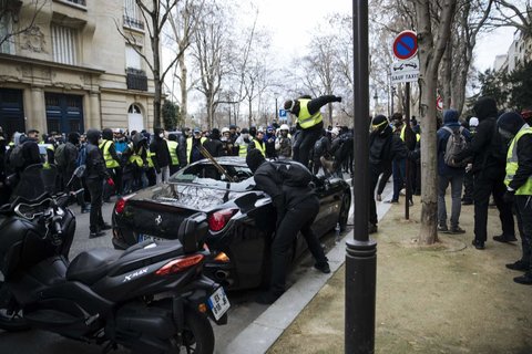 Gilets jaunes protesters attack a luxury car
