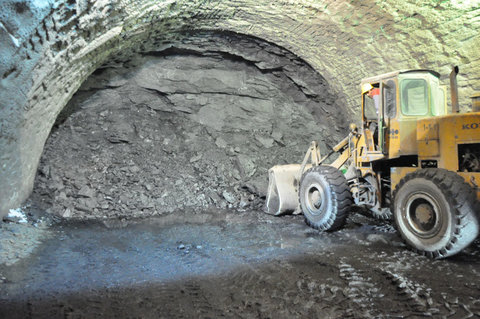 معوق ماندن پروژه تونل خوانسار-بوین میاندشت خسارت زا است