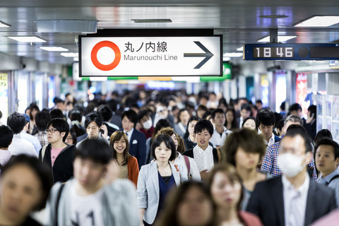 ترفند خوشمزه توکیو برای تسهیل تردد در مترو!