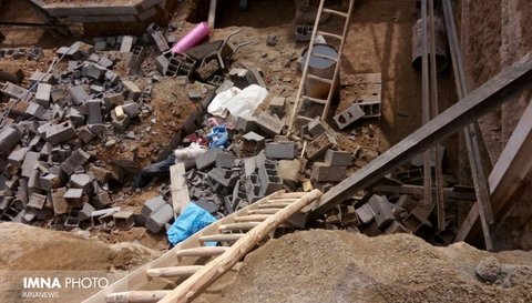ریزش خانه قدیمی در خیابان نظام آباد/یک کارگر از زیر آوار بیرون آورده شد