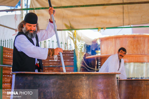 آیین معنوی و سنتی پخت سمنو در آستانه سال جدید