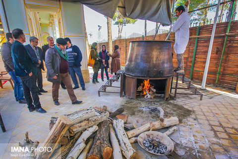 آیین معنوی و سنتی پخت سمنو در آستانه سال جدید