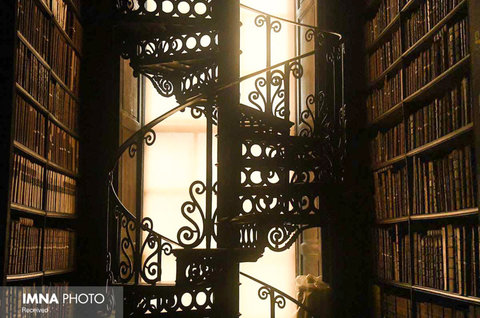 نمای داخلی  کتابخانه کالج ترینیتی دوبلین که حدود دویست هزار کتاب را در خود جای داده است
