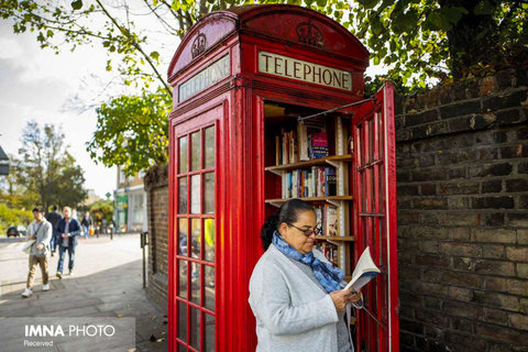 یک شهروند لندنی در حال خواندن کتاب از "باجه‌های کتاب"