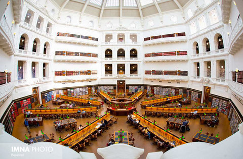 سالن مطالعه La Trobe در کتابخانه ایلتی ویکتوریا در ملبورن استرالیا که بیش از دو میلیون کتاب دارد.