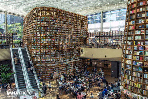 کتابخانه بسیار عظیم Starfield که در یک پاساژ تجاری بزرگ، در سئول واقع شده است.