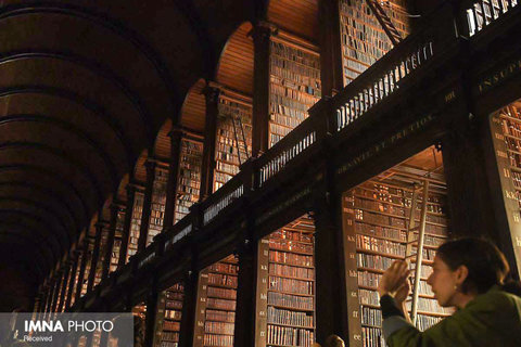 عکاسی یک بازدیدکننده از سالن بزرگ کتابخانه کالج ترینیتی دوبلین در ایرلند