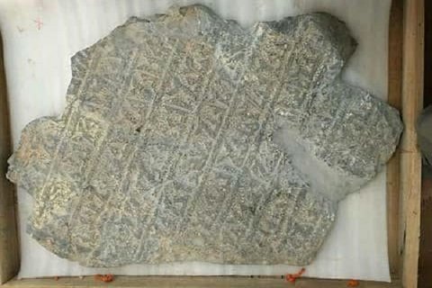 کشف کتیبه ۳ هزار ساله سنگی سمیرم از مخفیگاه سارقان+ عکس