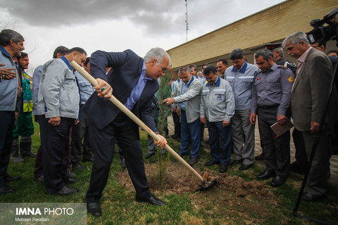 آیین کلنگ زنی احداث پمپ گازوئیل پایانه صفه