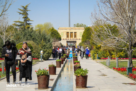 بازدید مسافران نوروزی از باغ گلها