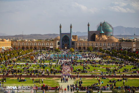 بازدید مسافران نوروزی از میدان نقش جهان