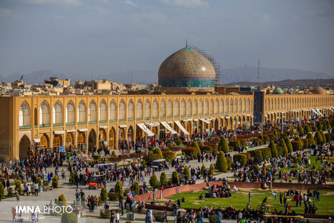 بازدید مسافران نوروزی از میدان نقش جهان