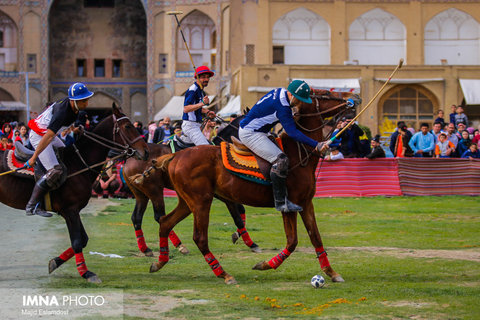 بازی نمادین چوگان در میدان نقش جهان