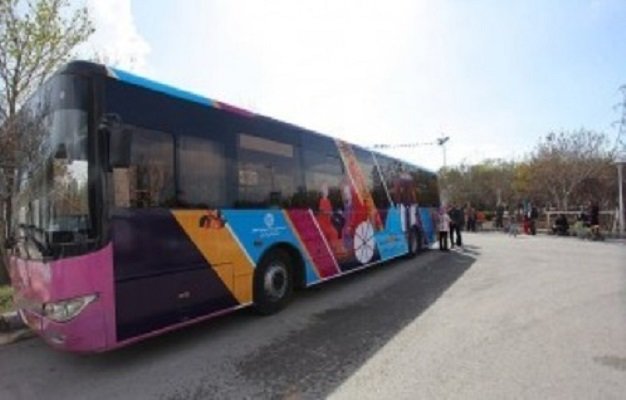 ۸ دستگاه اتوبوس در باغ فدک در جابجایی مسافران نوروزی خدمات‌رسانی می‌کند