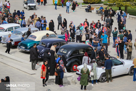 نمایش خودرو های کلاسیک در میدان نقش جهان