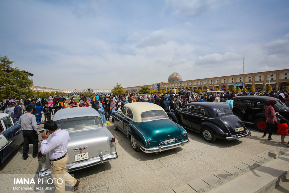 نمایش خودرو های کلاسیک در میدان نقش جهان