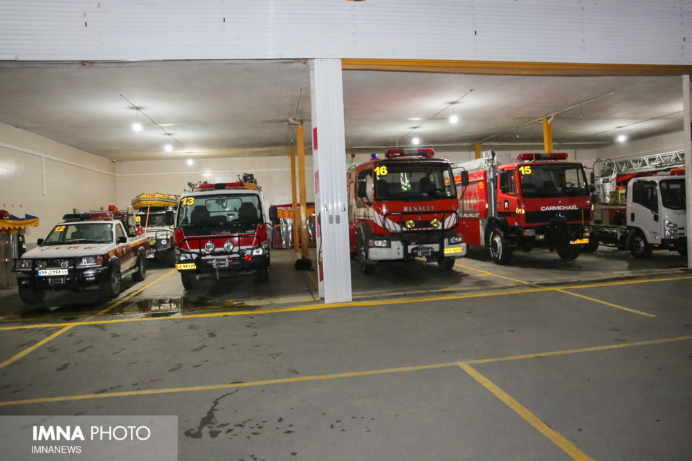 استقرار بیش از ۱۰ خودرو آتش نشانی در مسیر تشییع سردار سلیمانی