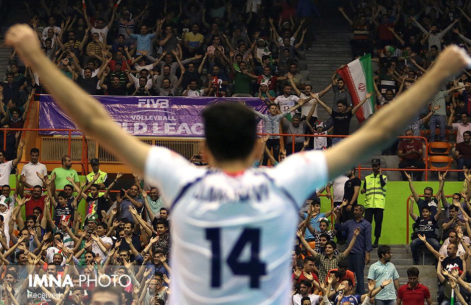جو ورزشگاه غدیر ارومیه پیش از دیدار تیم ملی والیبال ایران و پاکستان+ فیلم