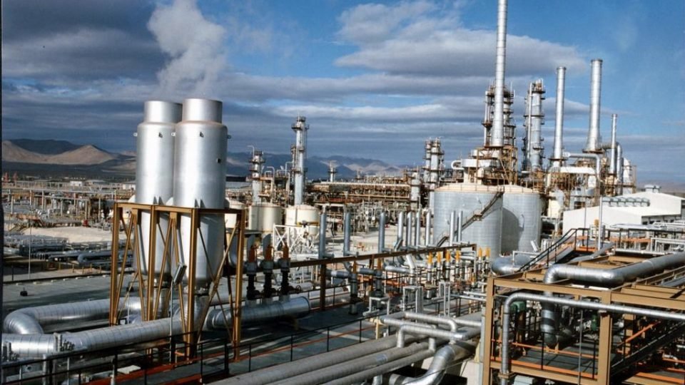 وضعیت کشت و صنعت‌های نیشکر خوب نیست/خطر در کمین تأسیسات فرسوده صنعت نفت خوزستان