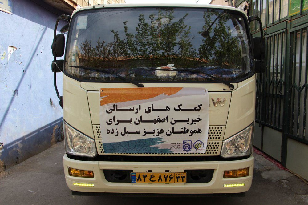 ارسال کمک‌های خیران اصفهانی به مناطق سیل‌زده اهواز