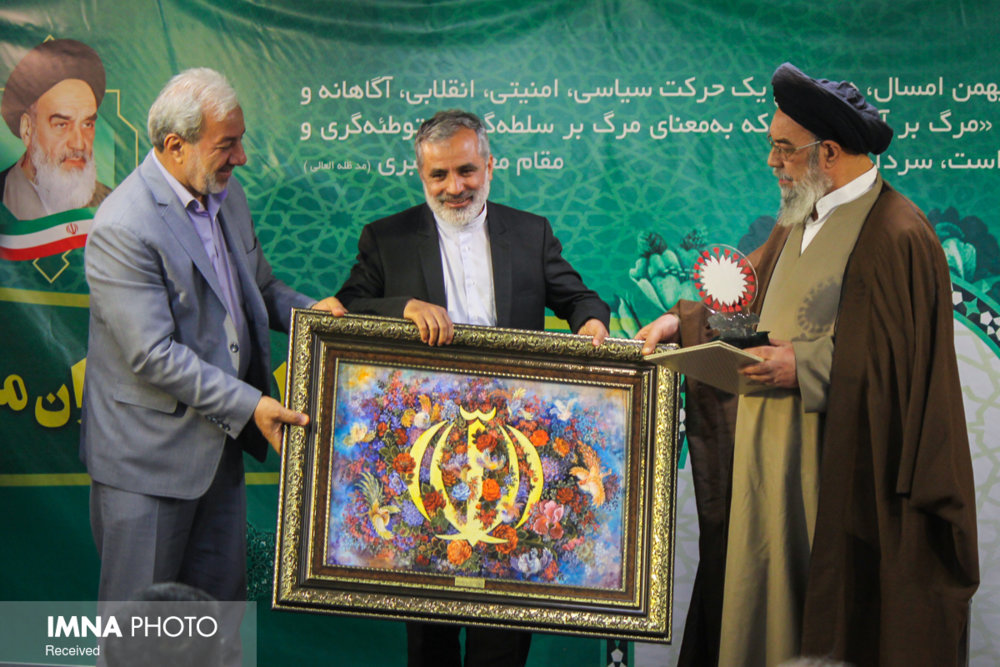 تجلیل از یاوران مراسم چهلمین سالگرد پیروزی انقلاب اسلامی