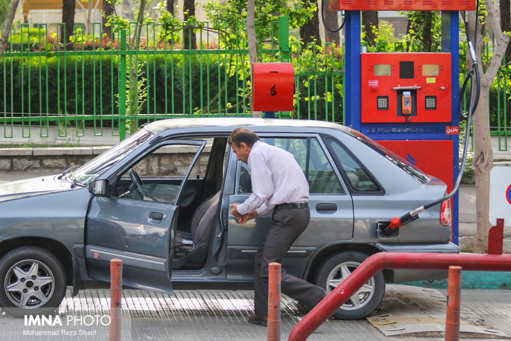 اجرای آزمایشی عرضه سوخت با کارت بانکی / بنزین سوپر در حال حاضر با کارت آزاد عرضه می‌شود